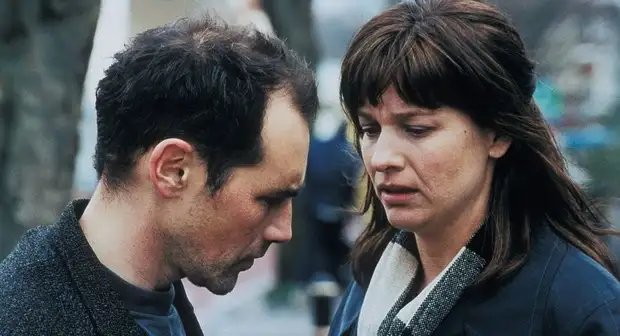 Jay ve Claire'in ilişkisi üzerinden fiziksel yakınlık ile duygusal mesafeyi sorguluyor.