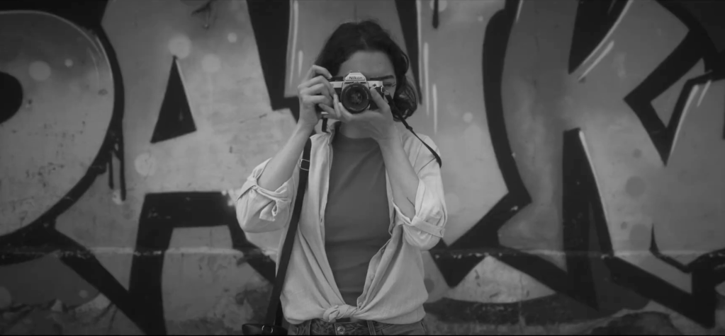İsimsiz Eserler Mezarlığı Aslı karakteri fotoğraf çekiyor. Manolya Maya canlandırıyor.