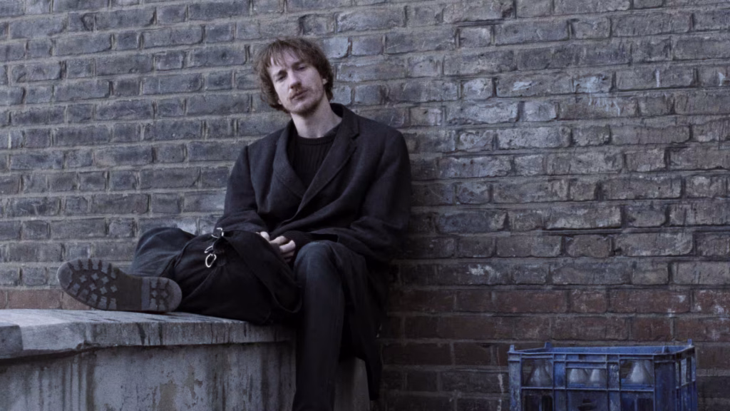 David Thewlis, Mike Leigh'nin Naked (1993) filminde Johnny rolünde.