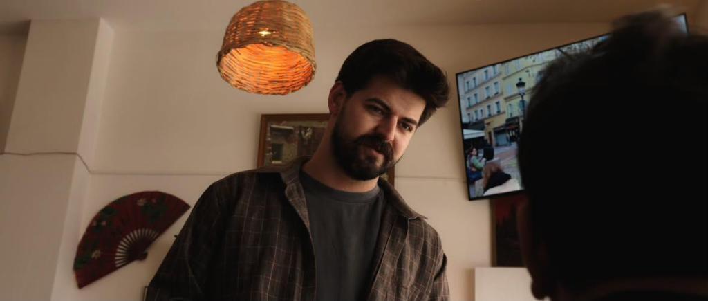 Veysel Ayvazoğlu’nun Efendi Ömer’in Toksik Yalnızlığı filminden kafe sahnesi barista yakın çekim