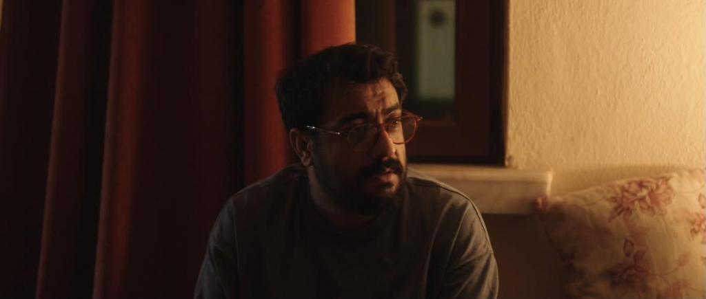 Veysel Ayvazoğlu’nun Efendi Ömer’in Toksik Yalnızlığı filminde Ömer ve evde sohbet