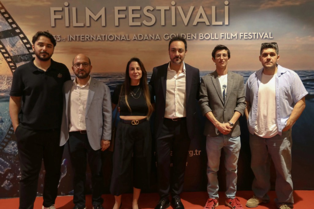 Adana Altın Koza film festivali ekip katılımlı film gösterimi Ölü Köpekler Isırmaz