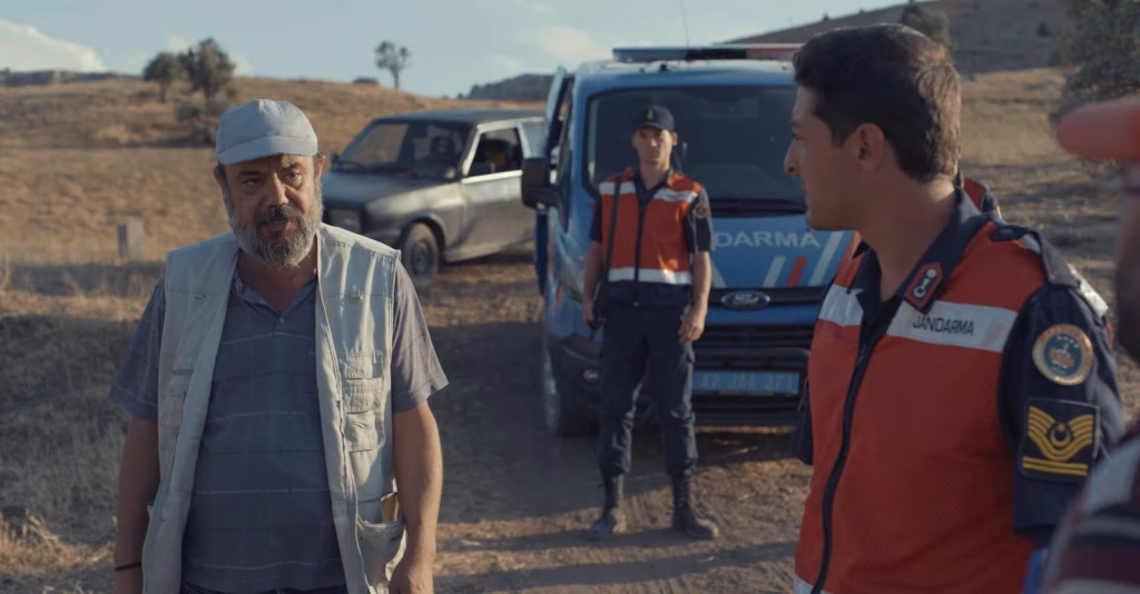 Beklenti filminden köy halkı ve jandarma sahnesi Ali Özel