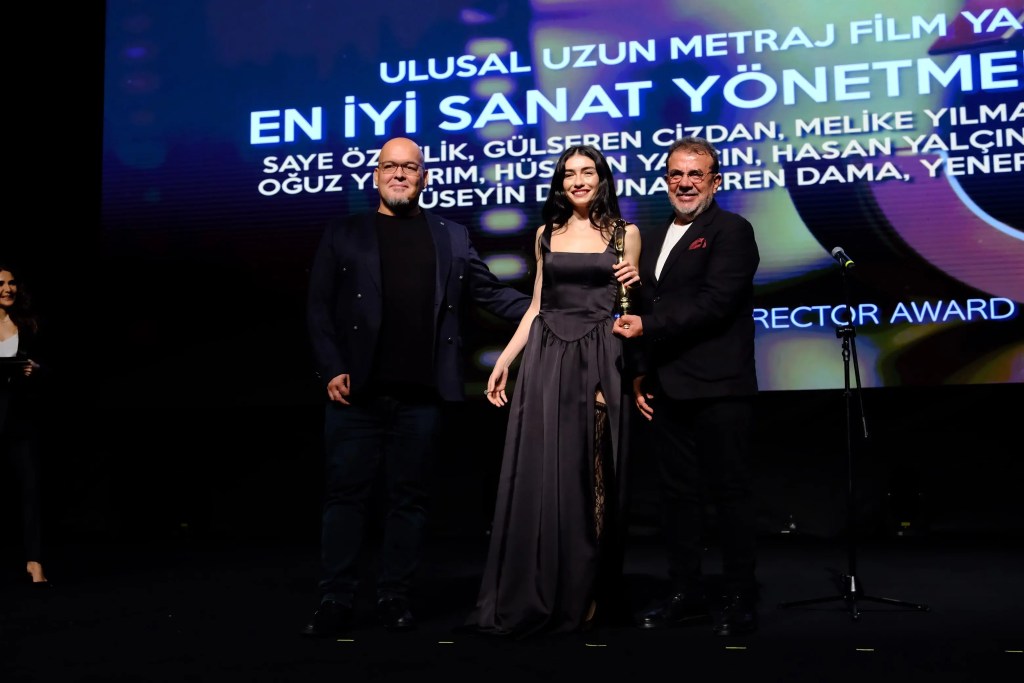 Mutter: Bir Annenin Hatıra Defteri filmindeki performansıyla En İyi Kadın Oyuncu Ödülü’nü kazanan Hazar Ergüçlü