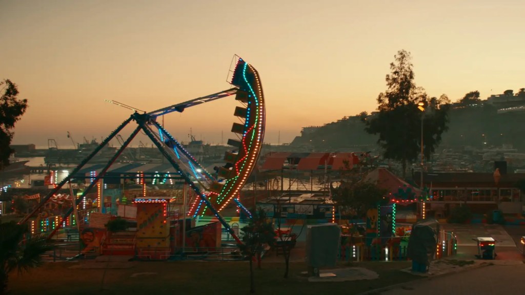 Ölü Köpekler Isırmaz filminde gün batımında görülen Karataş’taki lunapark