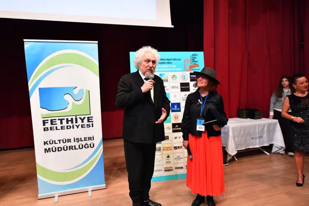 Fethiye Uluslararası Film Festivali gösterimi sonrasındaki soru-cevap etkinliği Canan Tor sahnede.