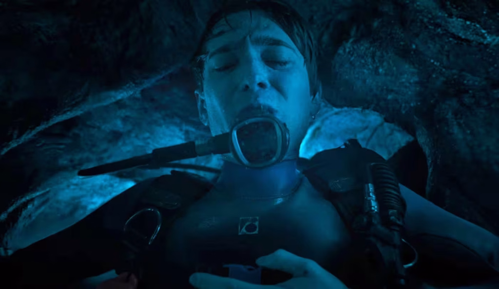 Austin Abrams balinanın içinde hayatta kalma mücadelesi veriyor.